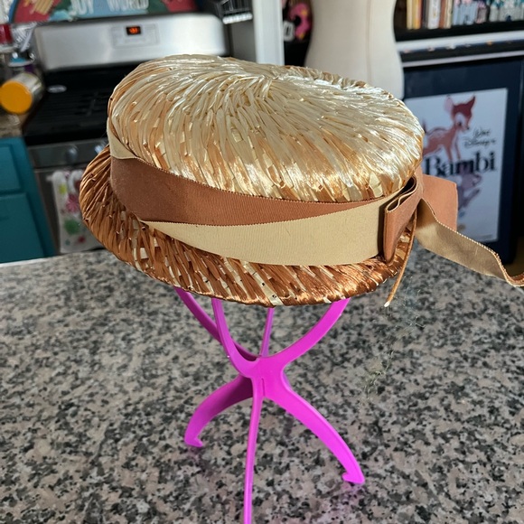 Vintage straw hat with ribbon trim and feather - Picture 4 of 5